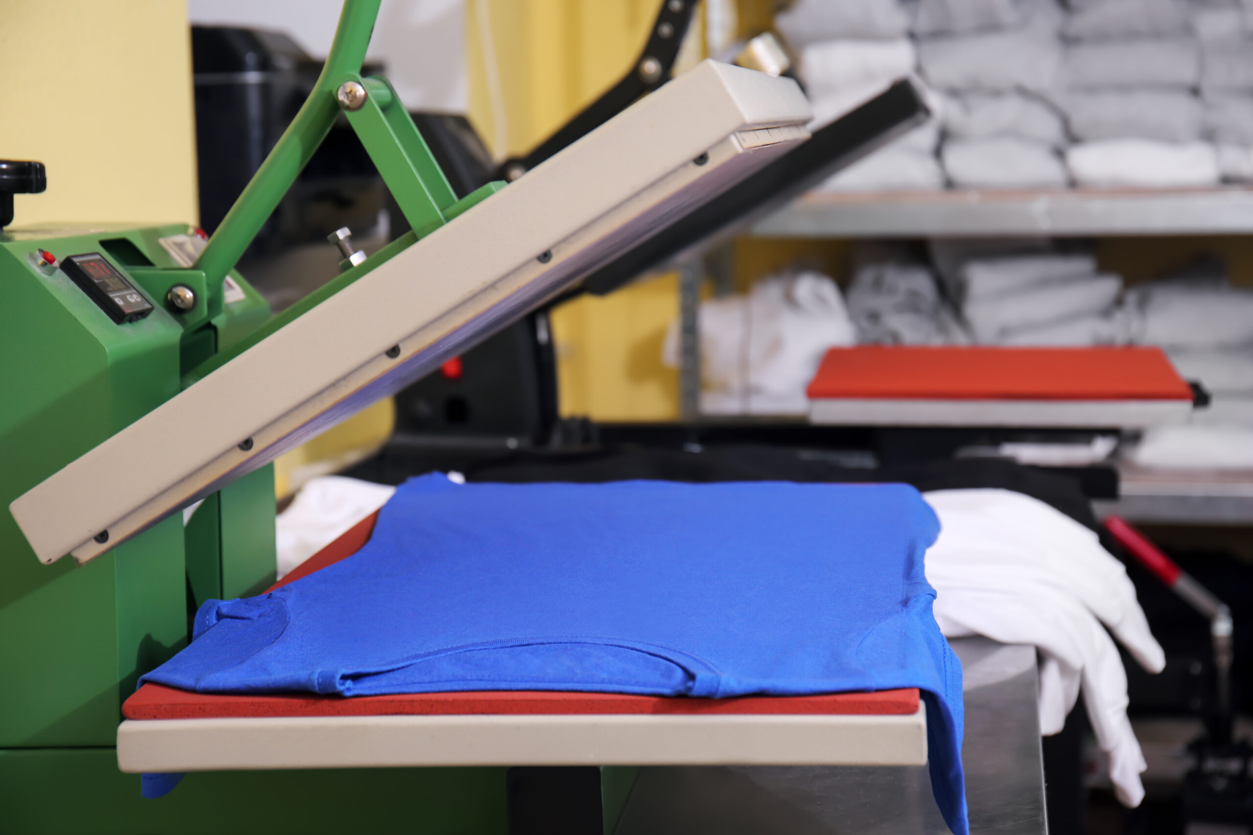 Tips for Choosing the Right T-Shirt Manufacturer for Your Business