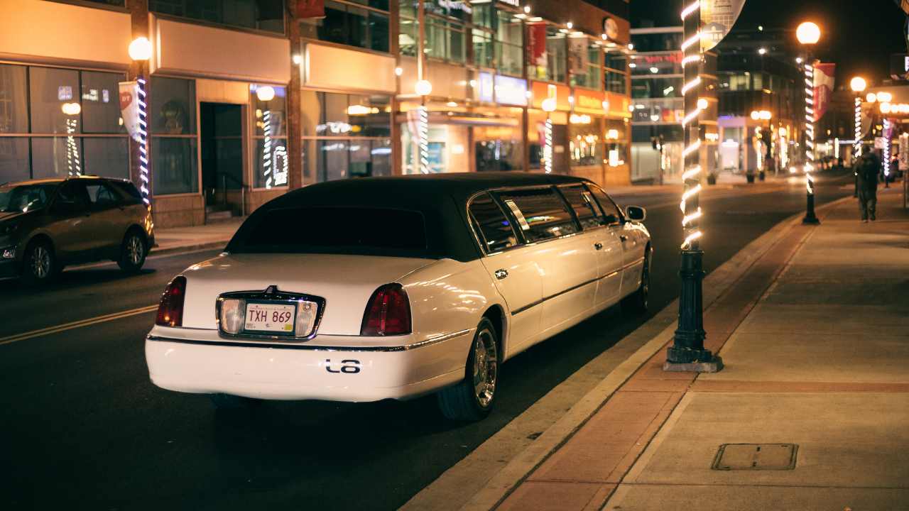 How to Get Around Alexandria in Style with a Limo Rental